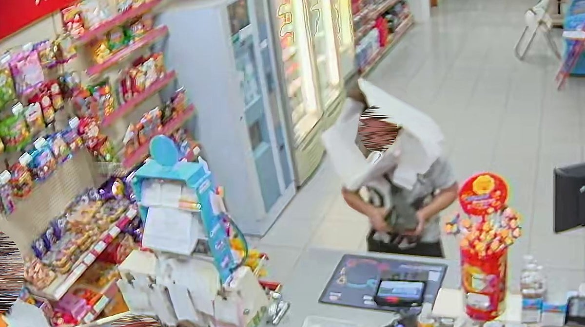 Imágenes del atracador en el asalto a la gasolinera con una caja en la cabeza