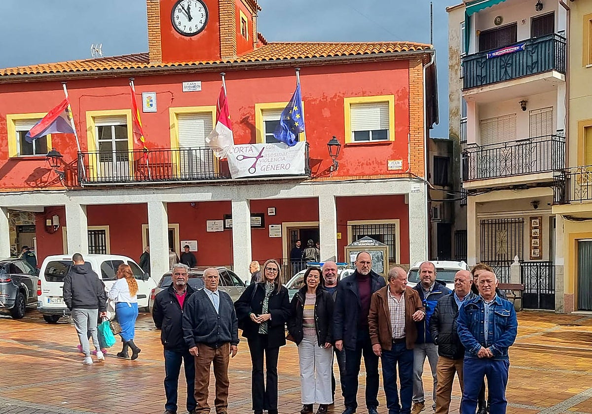 Socialistas de la provincia han acudido al pleno para apoyar a Ángel de Bodas