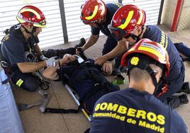 Un diputado socialista en Madrid se queja de las pruebas físicas para bomberos «pensadas para hombres»
