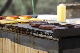 «Debemos comer en el suelo de la cocina»: señalan a los camareros por sentarse en las mismas mesas que los clientes