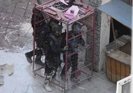Los Mossos estrenan una jaula para desalojar a los okupas de la Bonanova
