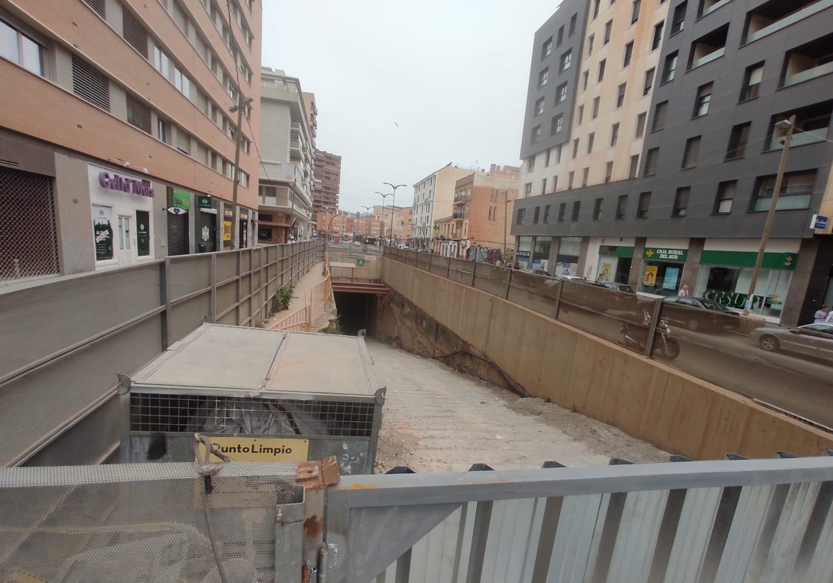 Rampa de acceso al túnel del Metro de Málaga en Callejones del Perchel