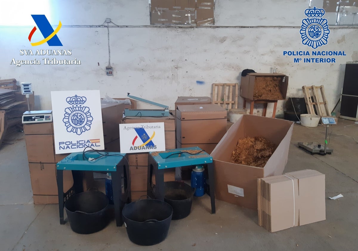 Hoja de tabaco y máquinas incautadas por la Policía en una nave de Villarrubia de Córdoba