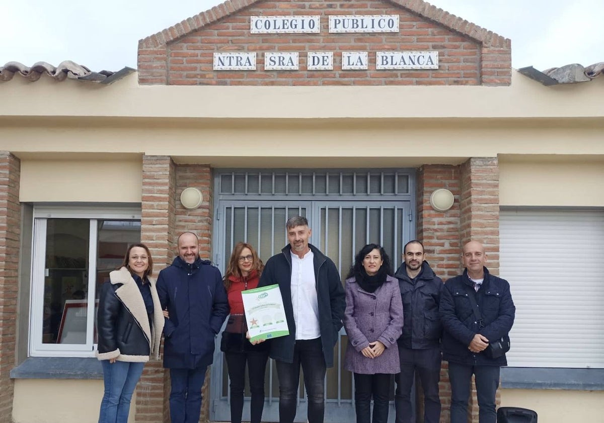 El equipo directivo  muestra el diploma de la DGT