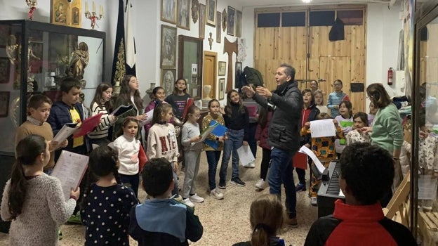 Rafael Fernández, en el centro, dirige el ensayo de los niños