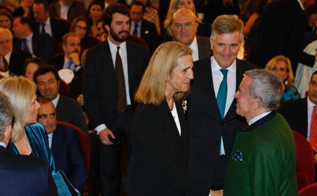 La Infanta Elena saluda a uno de los invitados a la gala