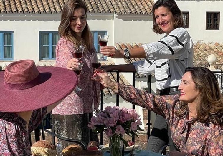 Un grupo de mujeres brinda en la terraza del hotel Casas de la Judería