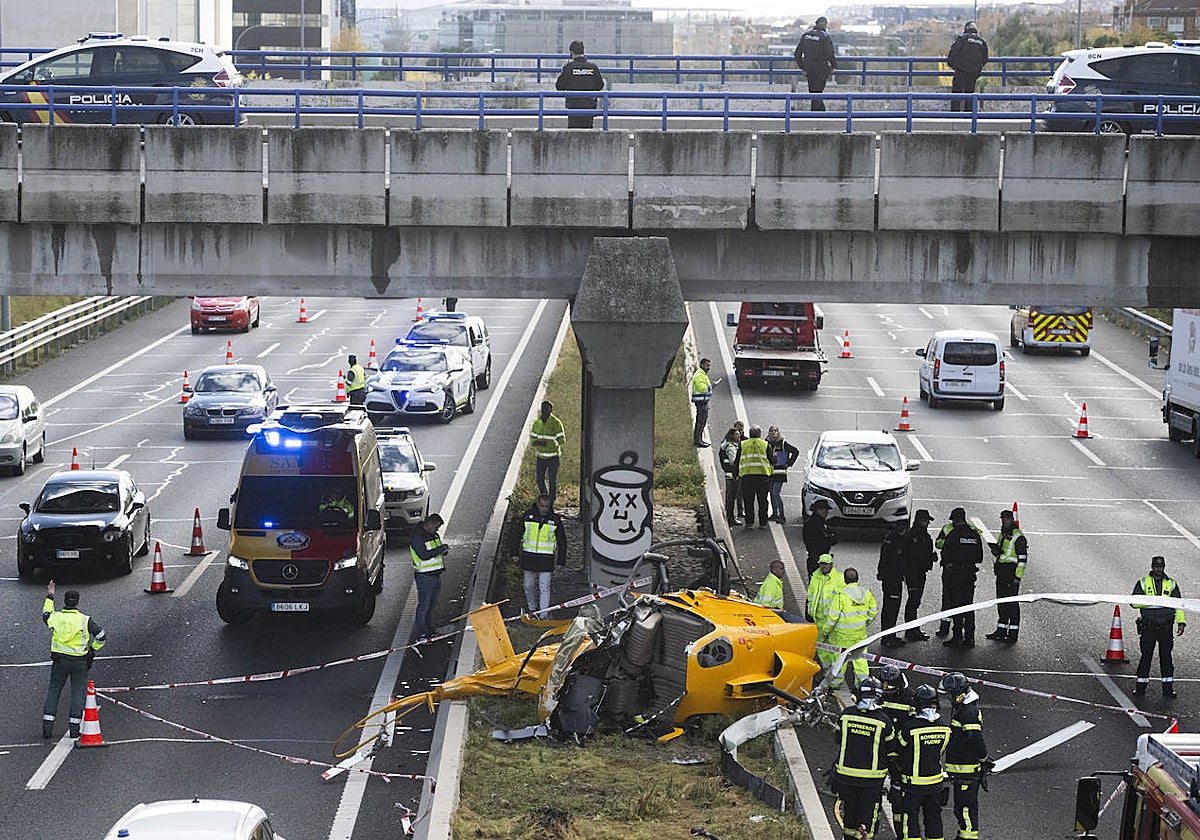 El helicóptero, ayer, en la mediana de la M-40 tras el accidente