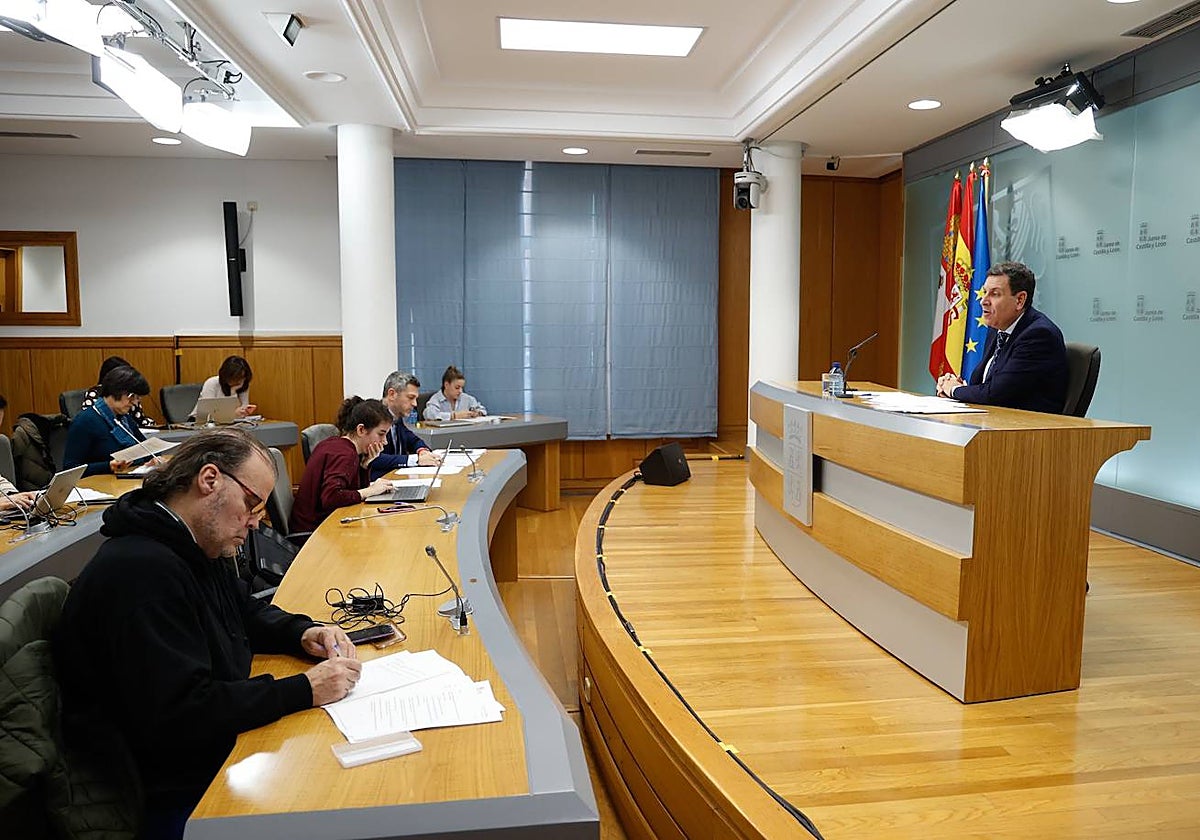 El consejero Carlos Fernández Carriedo interviene en la rueda de prensa posterior al Consejo de Gobierno