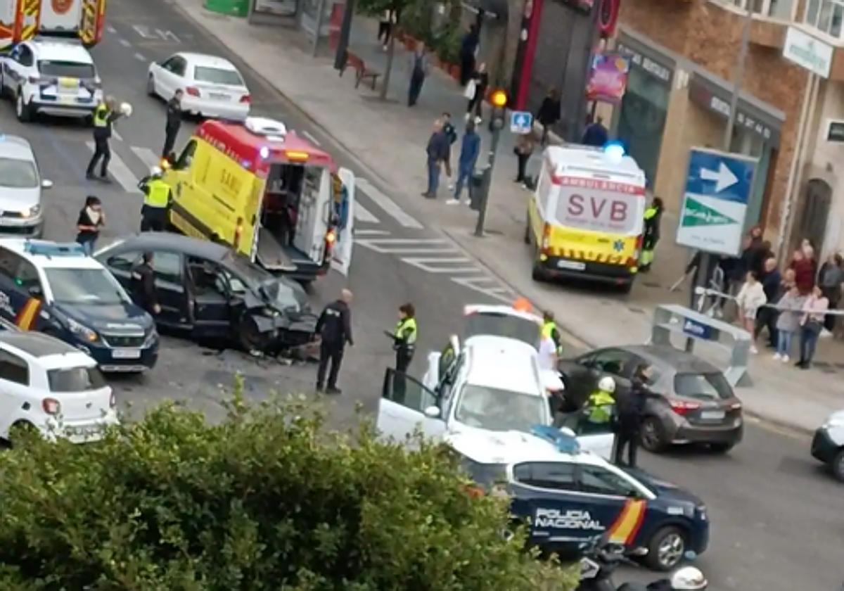 Imagen del grave accidente registrado este viernes en la Avenida del Puerto de Valencia