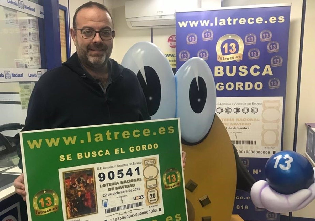 El lotero Jesús Ibáñez muestra el número que esconderá este año para el sorteo de Navidad.