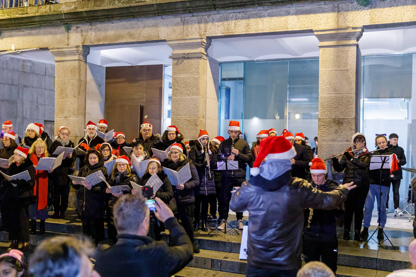 Coro en el encendido de Segovia