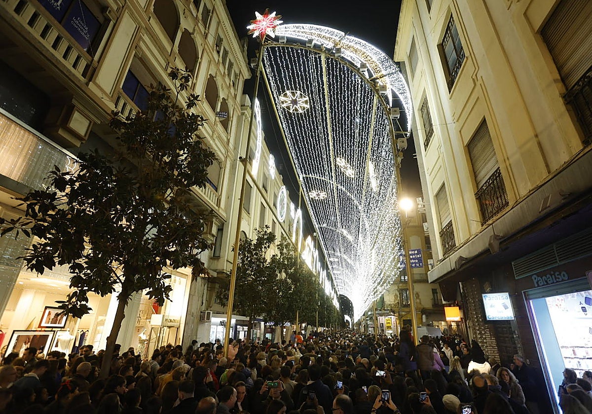 La calle Cruz Conde, durante el primer pase del espectáculo de luz y sonido