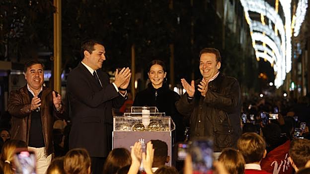 Lola, junto al alcalde, instantes después de dar al botón de encendio del alumbrado de Navidad