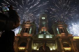 Valencia enciende la Navidad «desde la ilusión y la alegría»: dos millones de luces iluminan la ciudad