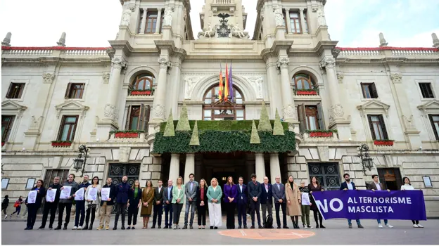 Minuto de silencio convocado frente a la fachada principal del Ayuntamiento de Valencia