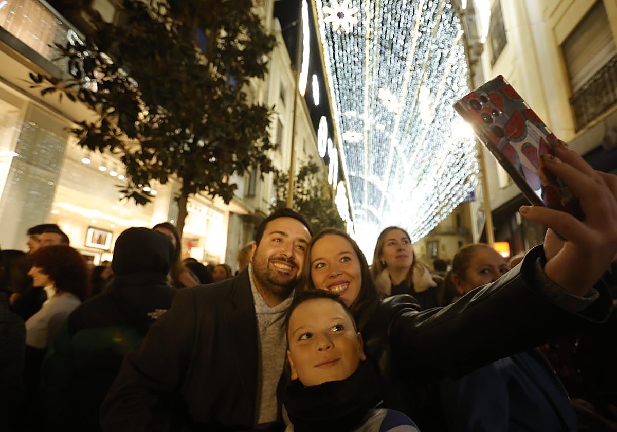 Una familia se fotografía bajo el espectáculo de Cruz Conde