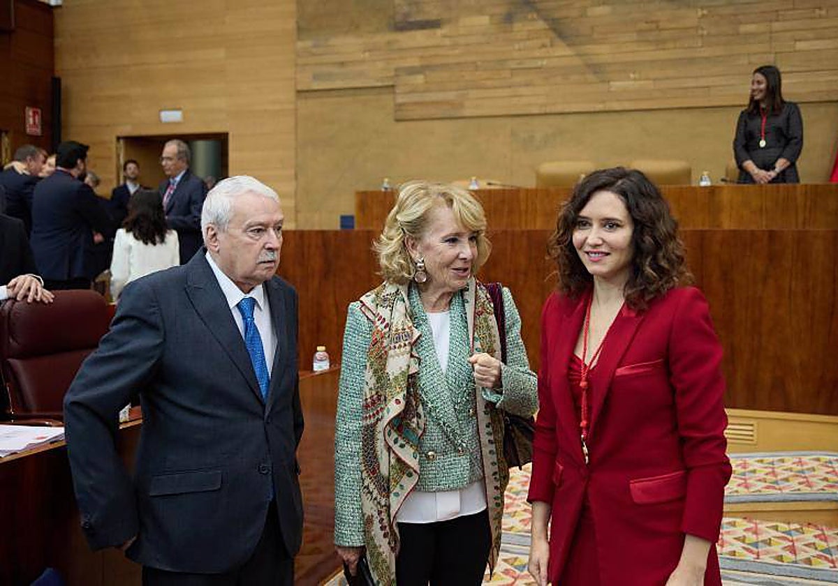 Joaquín Leguina, Esperanza Aguirre e Isabel Díaz Ayuso, en el Pleno extraordinario de la Asamblea