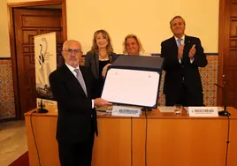 El doctor Vicente Guillem Porta, distinguido con el premio 'XVII Certamen Médico: reconocimiento a toda una vida profesional'