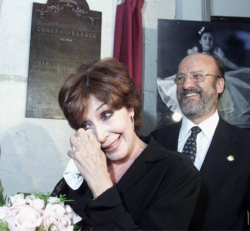 Descubre su placa en el Teatro Calderón (2000), junto al entonces alcalde de Valladolid Javier León de la Riva