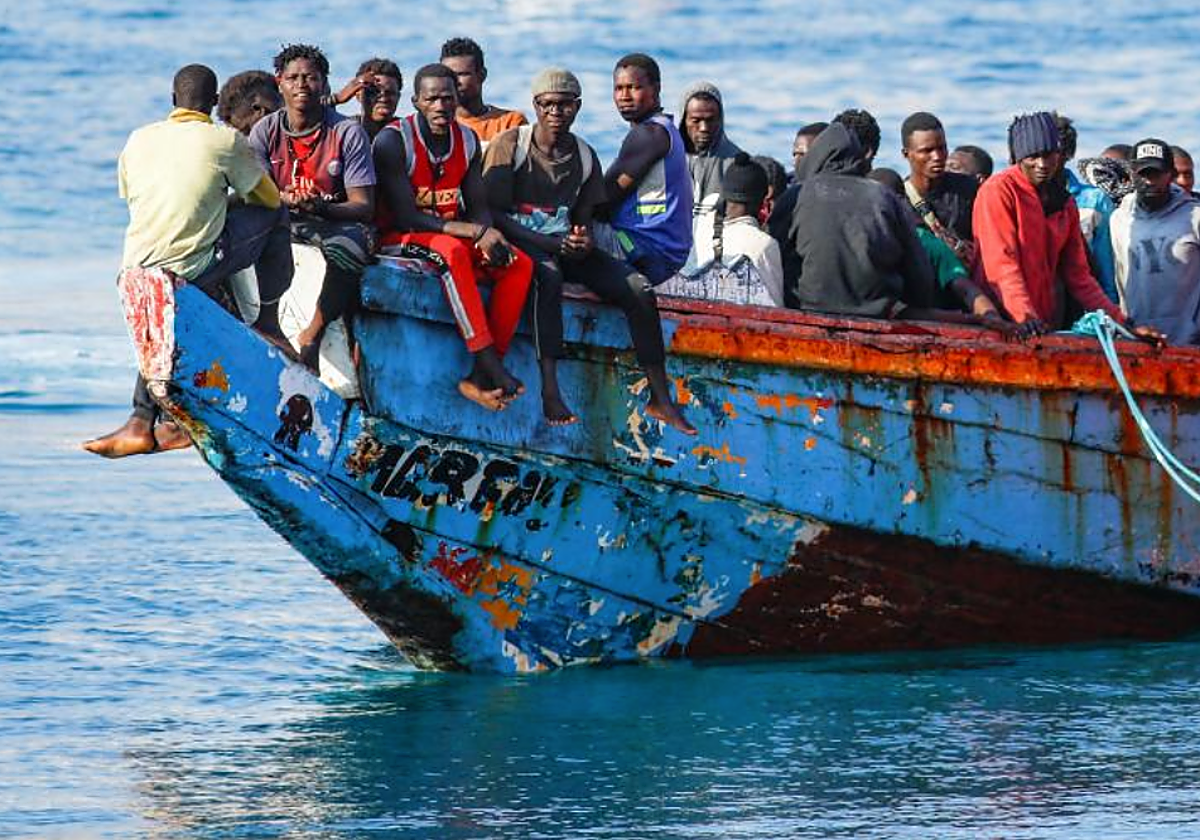 Migrantes a bordo de un cayuco en octubre d 2021 en aguas cercanas a Gran Canaria