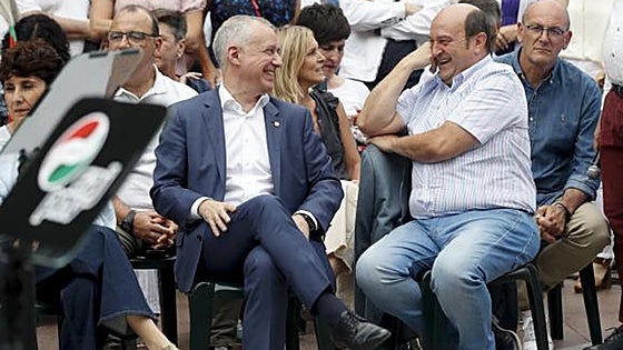 La entrega al sanchismo y los errores de gestión desnortan al PNV