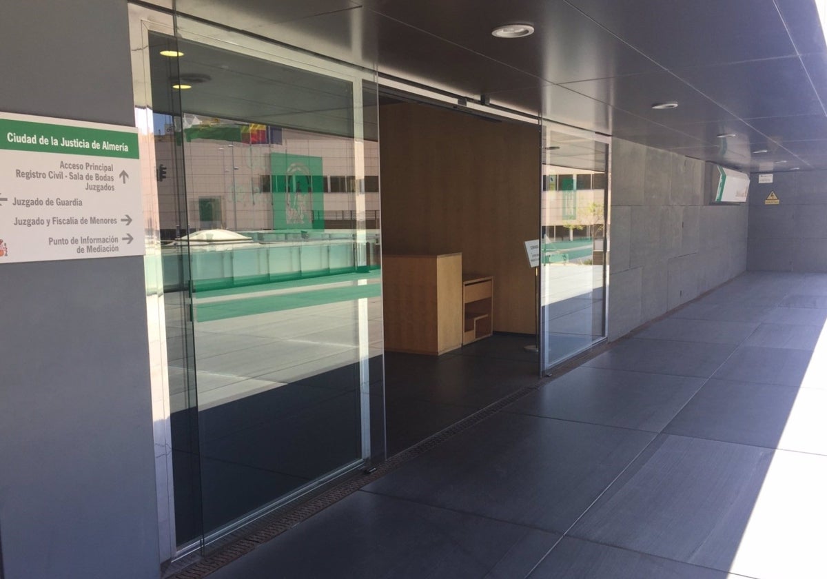 Imagen de la entrada a la Ciudad de la Justicia de Almería