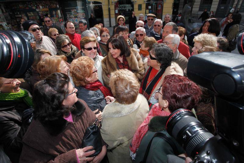 Rodeada de vallisoletanos en una de sus visitas a Valladolid (2011)