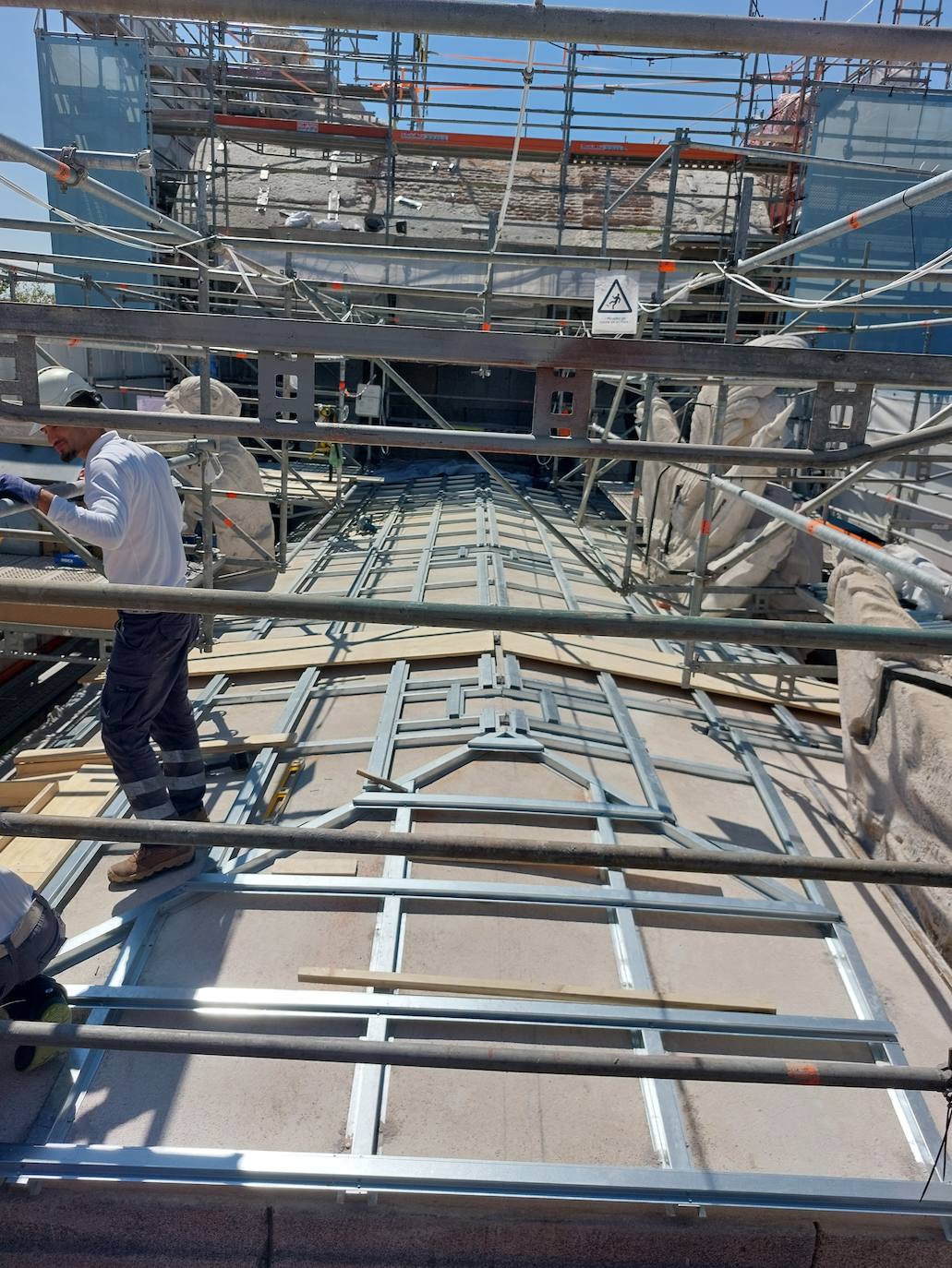 La nueva cubierta dispone por primera vez de una estructura metálica (en la imagen) superpuesta sobre una cámara de aire, un diseño que permite la ventilación. Sobre esa estructura se extiende la lámina de plomo.