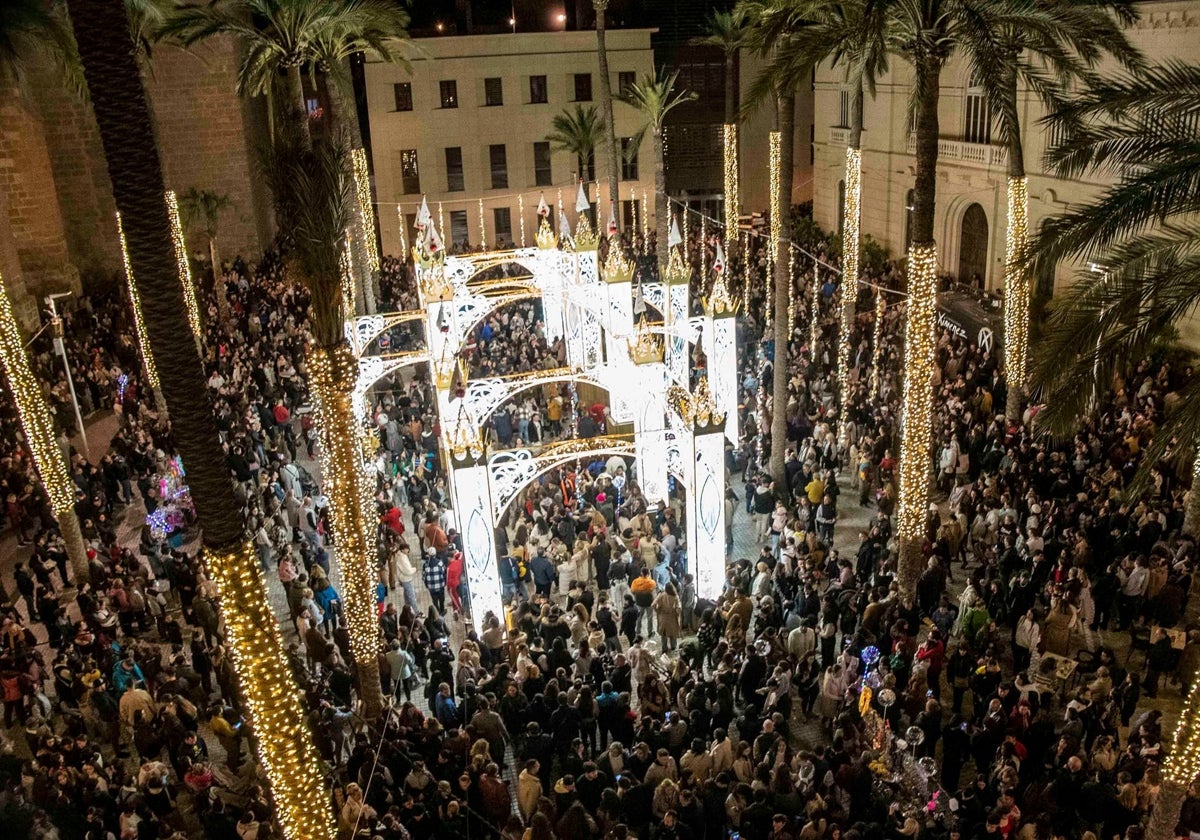 Público asistente en la inauguración de la iluminación de Navidad de Almería 2023.