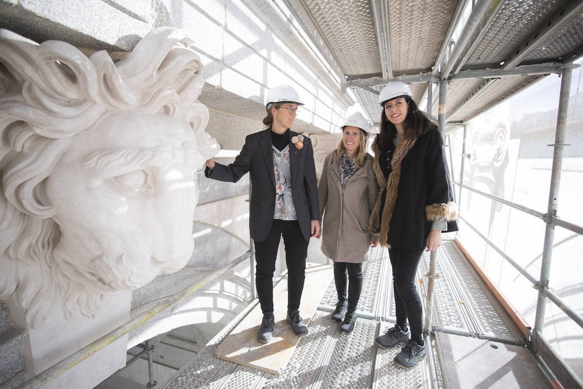 Las responsables municipales de la restauración, junto a uno de los leones restaurados. De izquierda a derecha: Blanca Mora, jefa de Servicio de Restauración y de Patrimonio Histórico; Gema Sanz, jefa de la Unidad de Intervención en Monumentos; y Victoria Sanstede, jefa del departamento de Restauración del Patrimonio Cultural del Ayuntamiento de Madrid