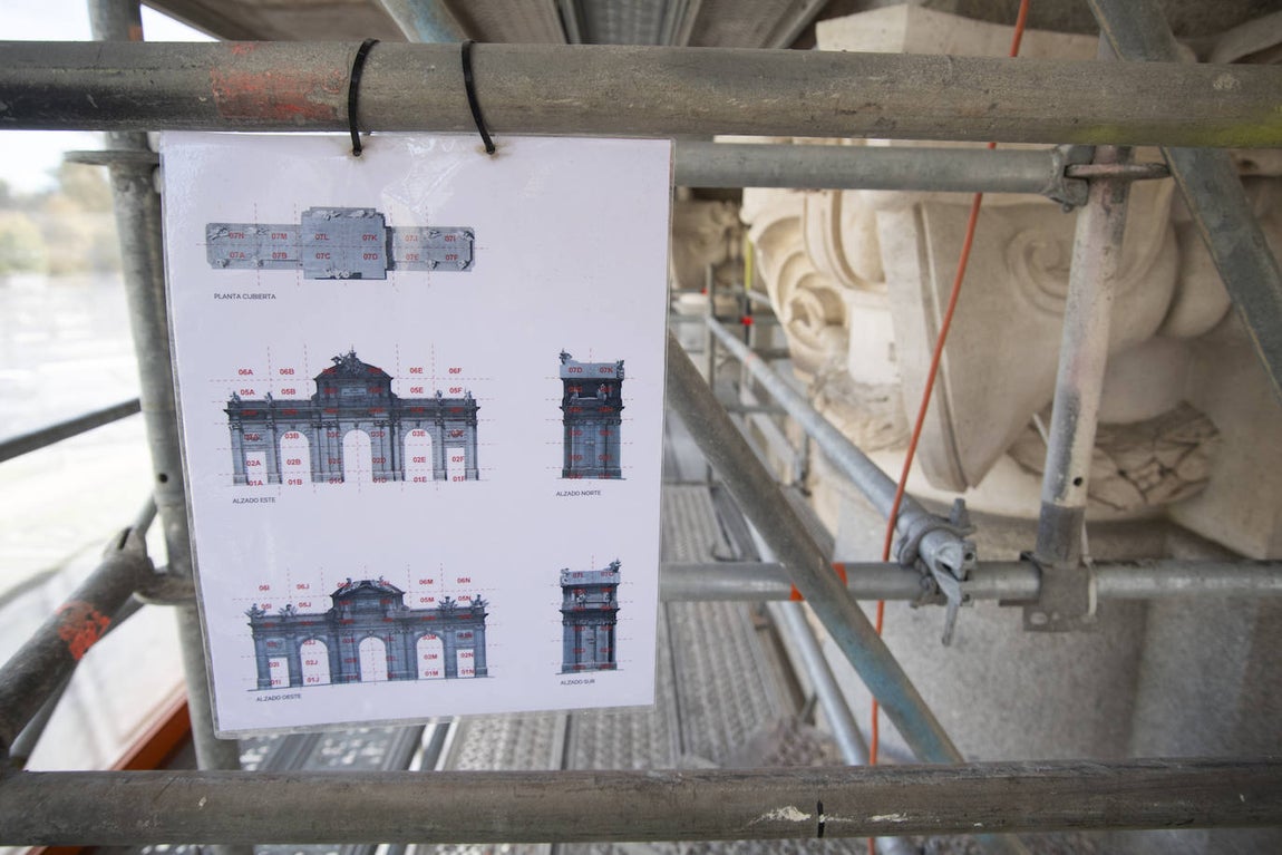 El centenar de expertos ha trabajado siguiendo una metodología científica, a partir de una amplia investigación documental y material. En la imagen, uno de los carteles con escaneados del monumento cuelga de un andamio, el pasado 21 de noviembre.