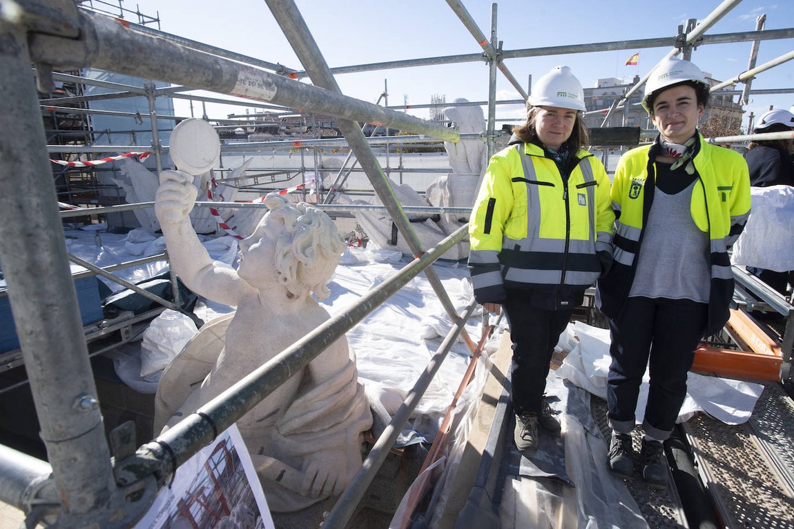 En el proyecto han participado decenas de expertos de distintas especialidades. En la imagen, la jefa de obra, Carmen Gutiérrez (izquierda), y la jefa de producción, Inés de la Hera, ambas de la constructora Fernández Molina, posan junto a la Prudencia restaurada.