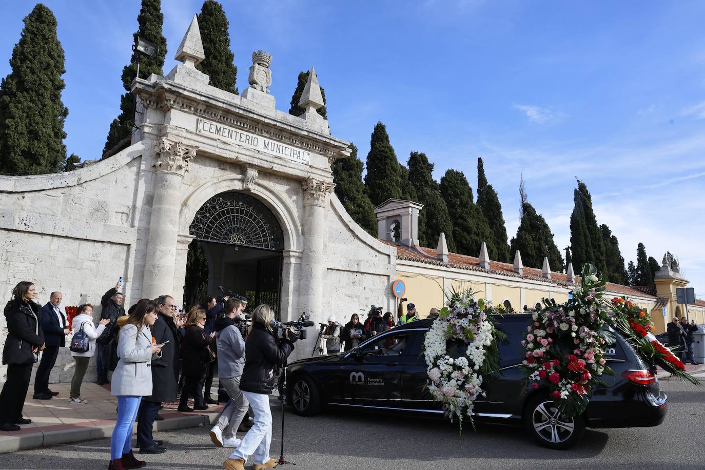 El féretro, a su llegada al cementerio del Carmen