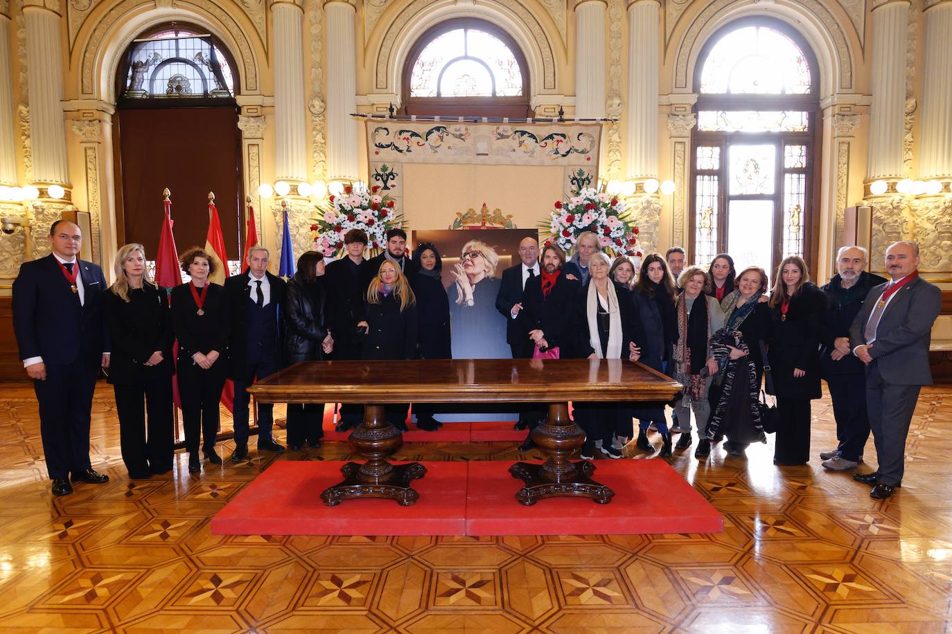 Familiares de Concha Velasco y autoridades, en el Ayuntamiento de Valladolid