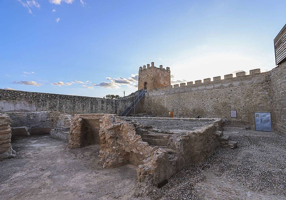 Interior del Castillo de Iznájar en las Sierras Subbéticas