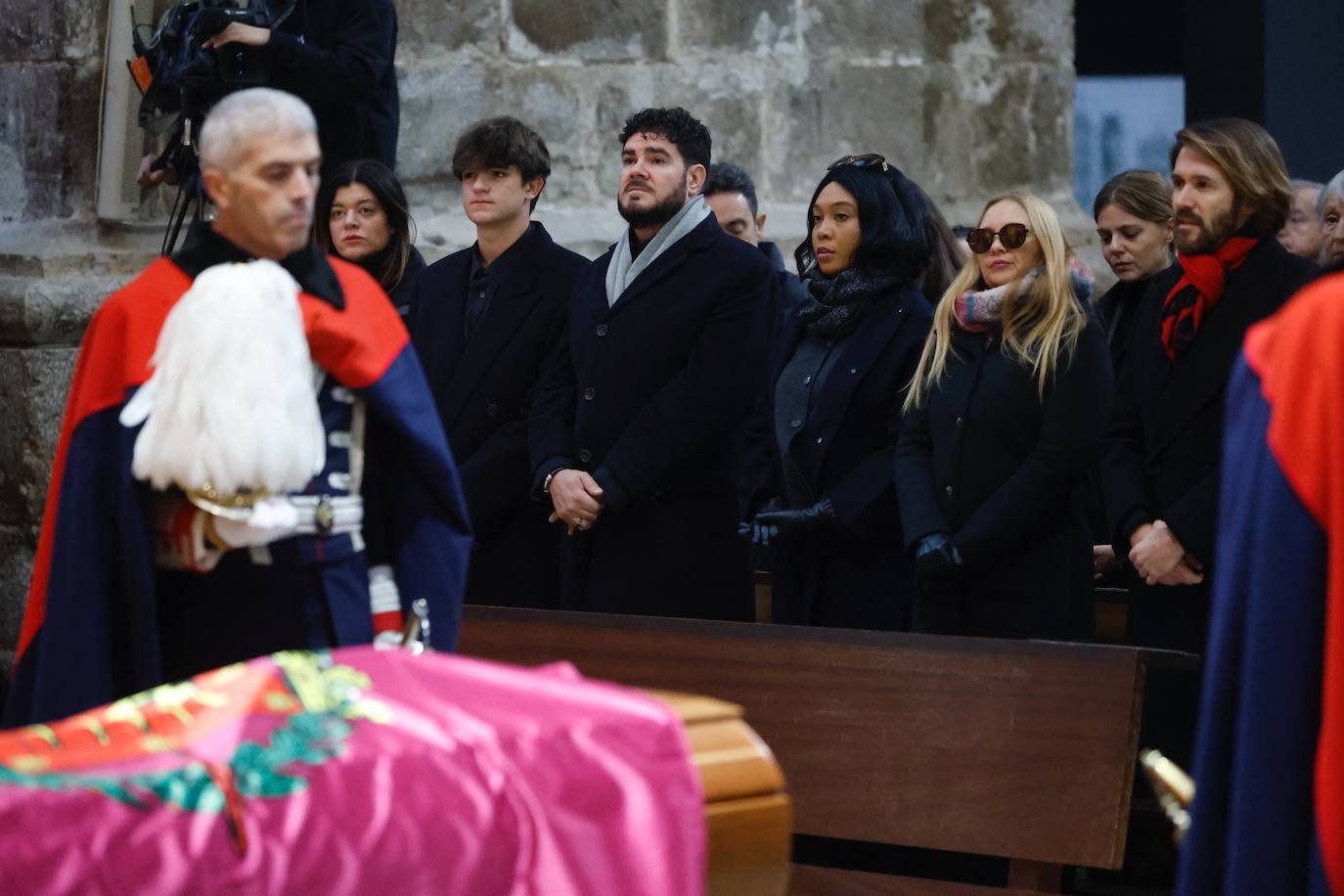 Familiares de la actriz y cantante, durante la misa