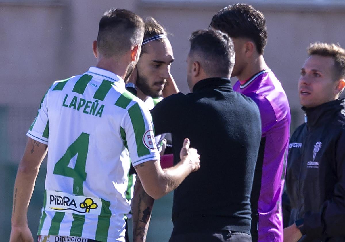 Gudelj, instantes después de levantarse tras sufrir un desvanecimiento