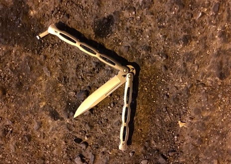 Imagen secundaria 1 - Dos bolomachetes y una navaja mariposa que, junto a las automáticas y los machetes enormes, están prohibidas. Sobre estas líneas, Álex, el pandillero de 22 años asesinado el pasado marzo en Madrid. 