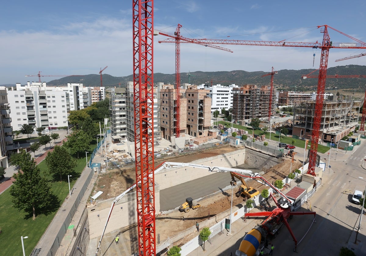 Edificio en construcción en la Huerta de Santa Isabel