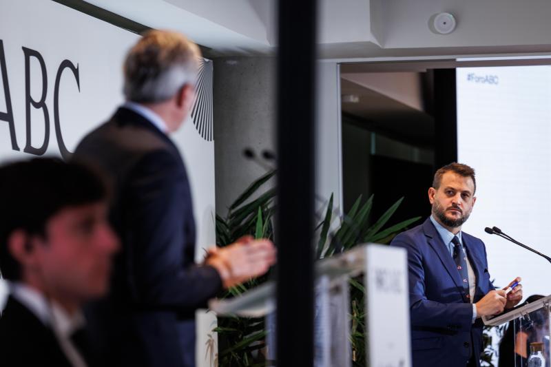 El adjunto al director y jefe de Política de ABC, Juan Fernández-Miranda, entrevista a Jorge Azcón durante el Foro ABC de este lunes en la sede de Vocento