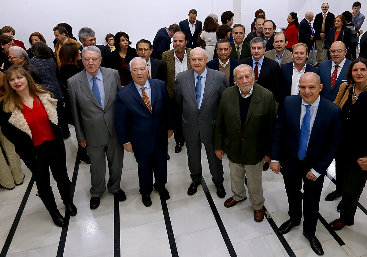 José Chastang, cuarto por la izquierda en la imagen, al recibir un reconocimiento por sus 50 años de colegiación