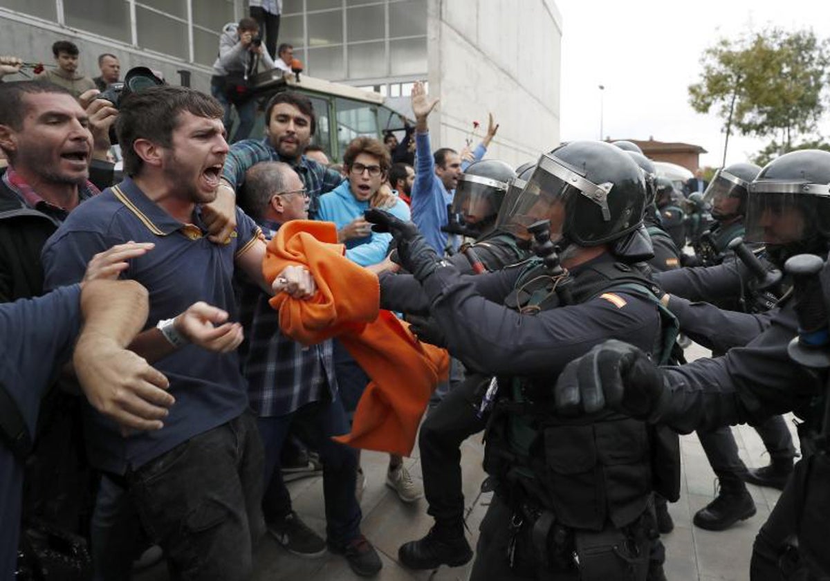 Agentes de la Policía Nacional, durante el 1-O en Sant Julià de Ramis, Gerona, donde tenía previsto votar Carles Puigdemont