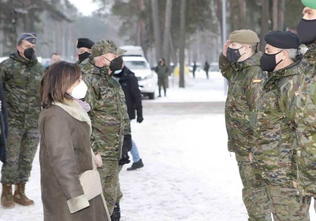 Margarita Robles, en una visita a las tropas españolas en la base de Adazi, Letonia