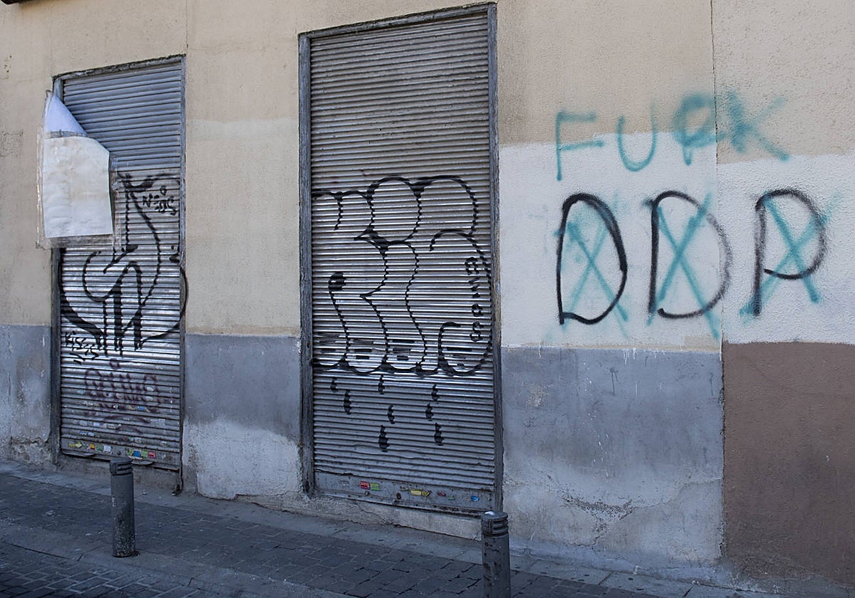 Una pintada de bandas latinas en Tetuán