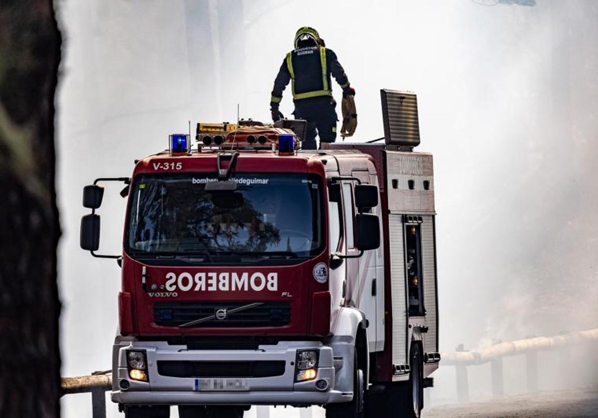 Imagen de archivo de un bombero trabajando en un incendio