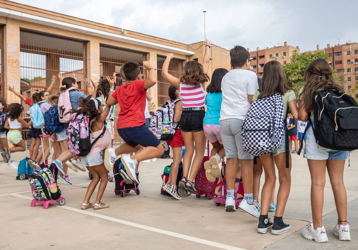 Alumnos de un colegio saltan en el patio