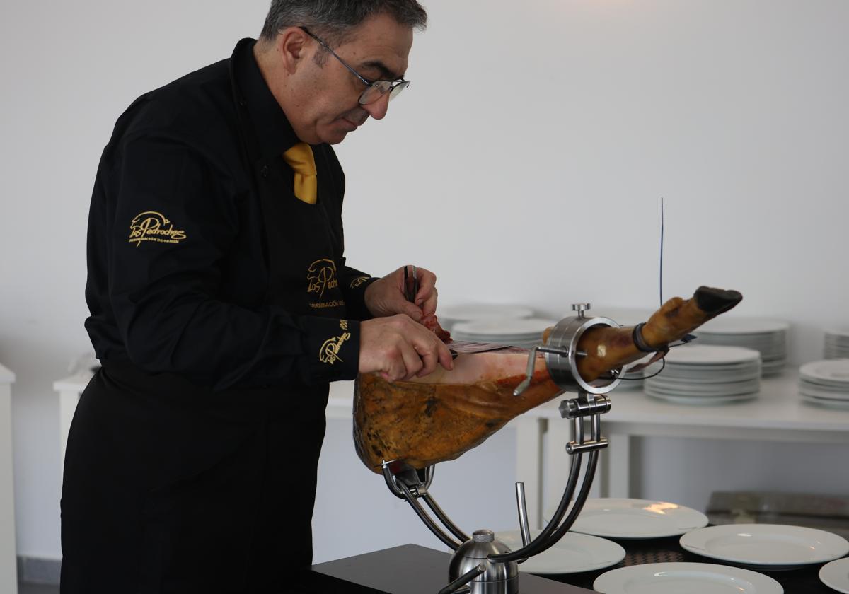 Un cortador loncehando en la última Feria del Jamón de Villanueva de Córdoba