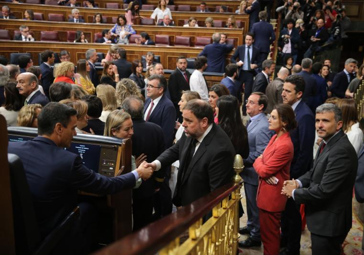 Pedro Sánchez y Oriol Junqueras se saludan en el Congreso, el 21 de mayo de 2019