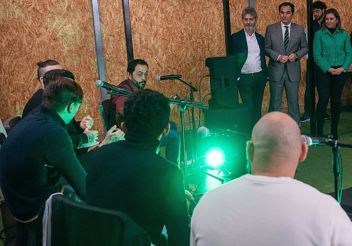 El consejero de Justicia, con menores internados en un centro de Córdoba